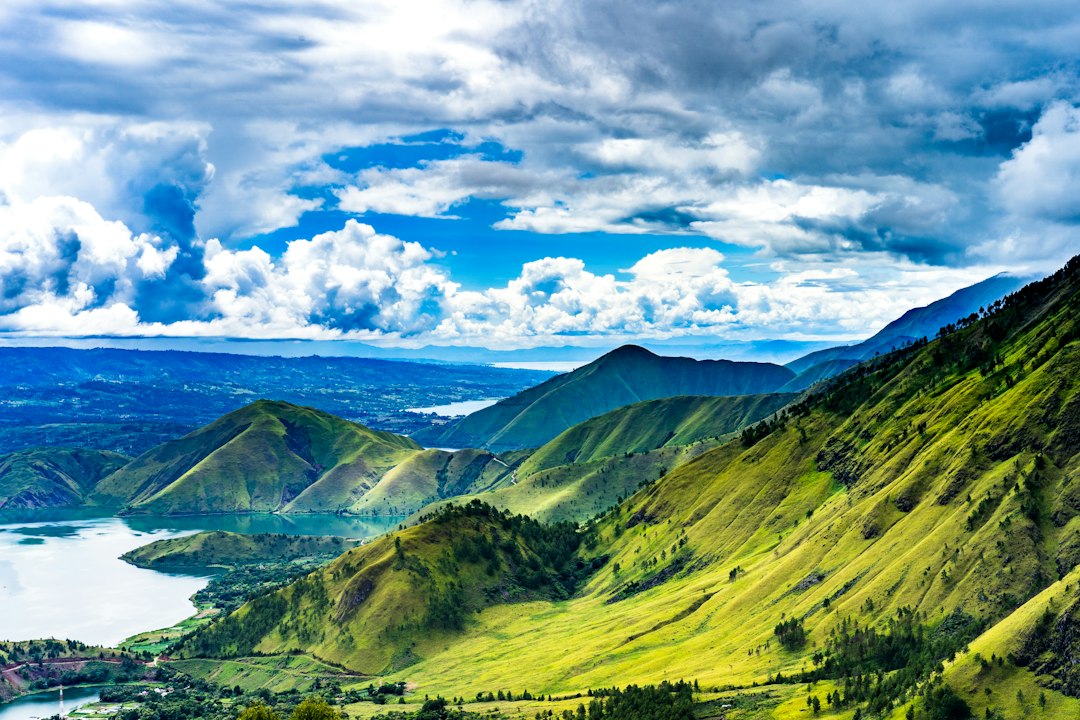 Pemandangan Danau Toba di Sumatera Utara, tujuan populer mobil travel Medan-Parapat