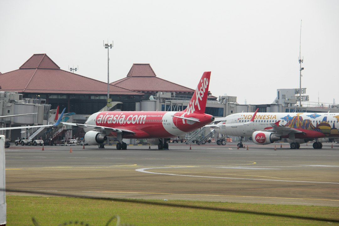 Pesawat di landasan bandara, ilustrasi layanan mobil travel Medan antar jemput bandara