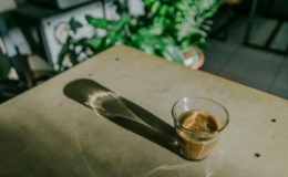 Secangkir kopi di sebuah kedai kopi di Aceh, suasana singgah perjalanan mobil travel Medan-Lhokseumawe