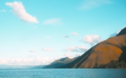 Panorama Danau Toba, destinasi wisata yang dijangkau mobil travel Medan-Parapat