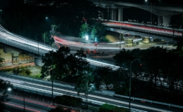 Ilustrasi jalan tol di malam hari untuk artikel mobil travel Medan-Pekanbaru lewat tol Trans Sumatera